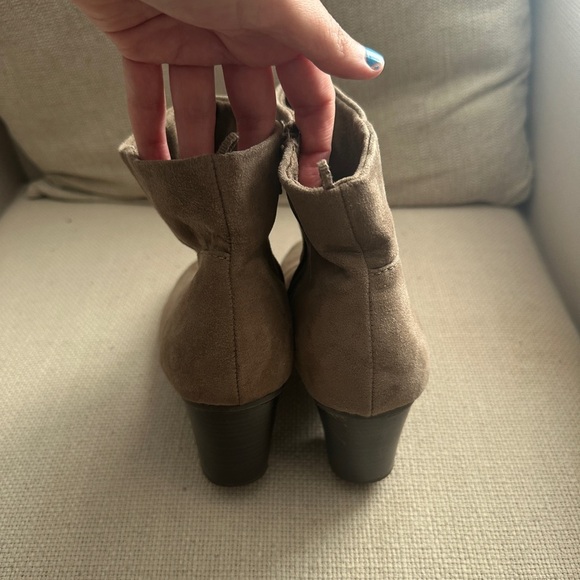 Old Navy Tan Ankle Boots Size 8 - Picture 3 of 6